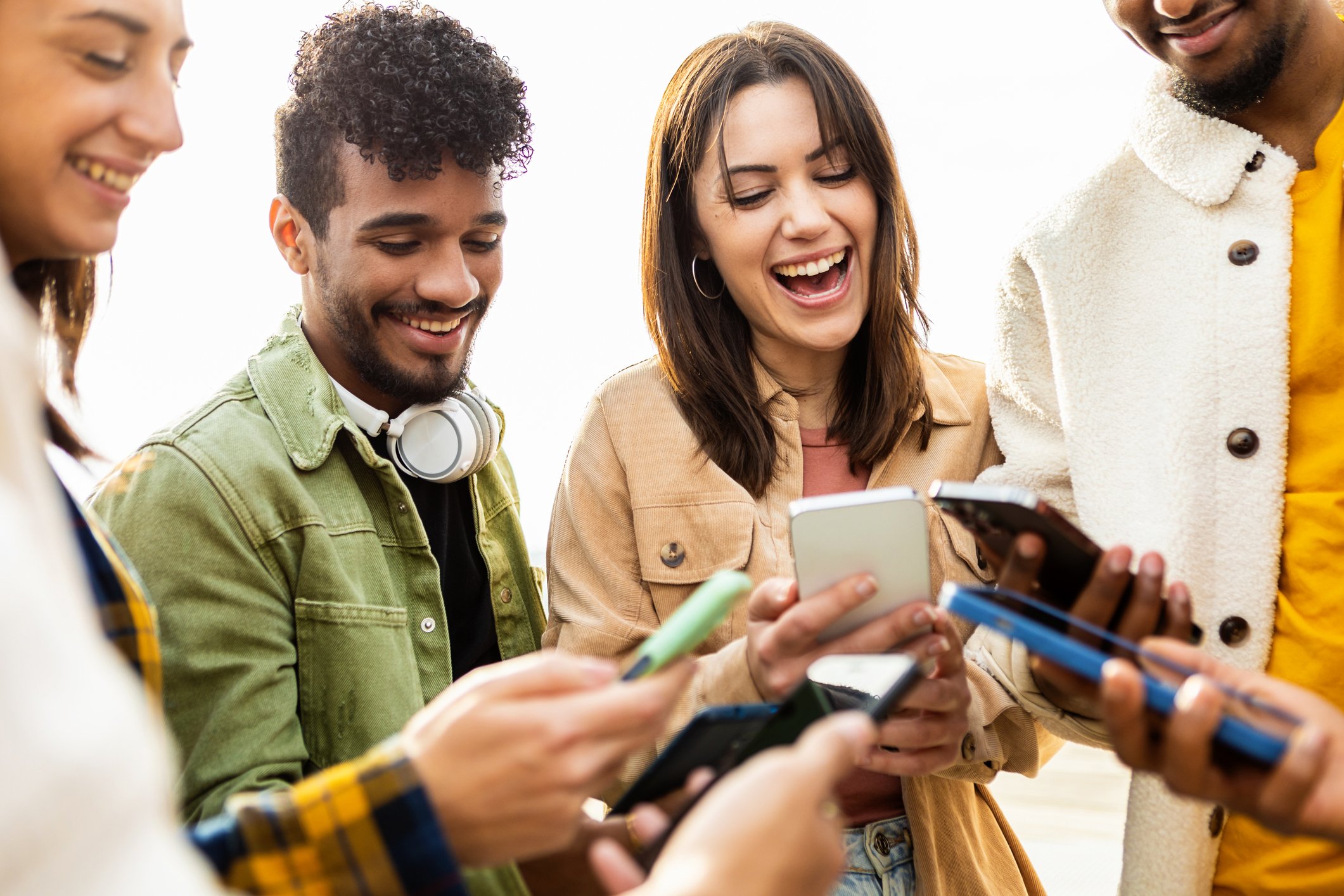  jóvenes usando el teléfono inteligente