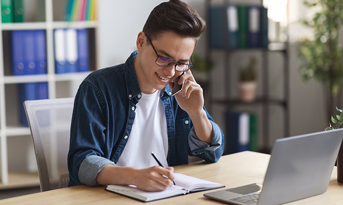 Estudiante hablando por teléfono